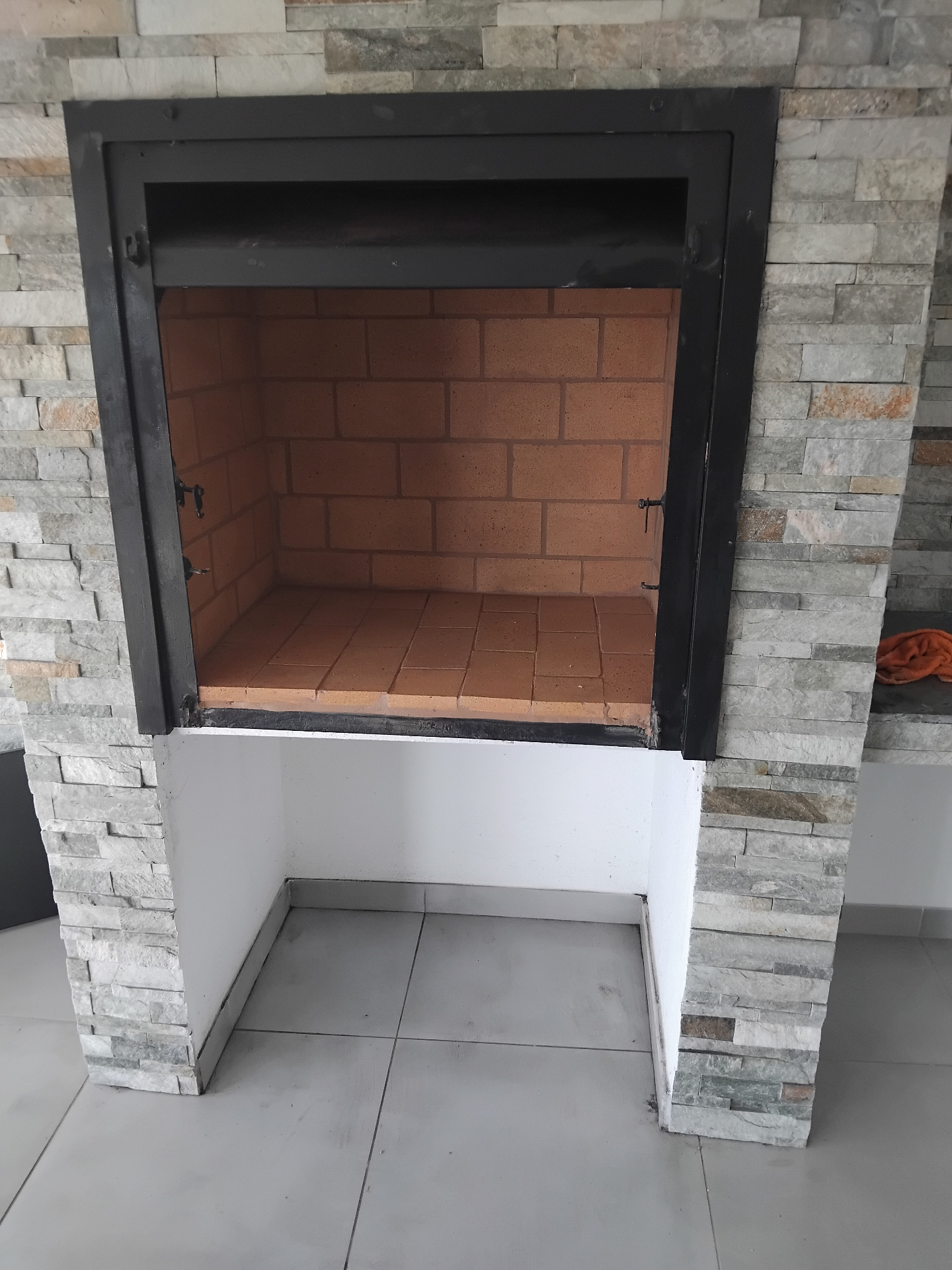 Stone-clad braai build