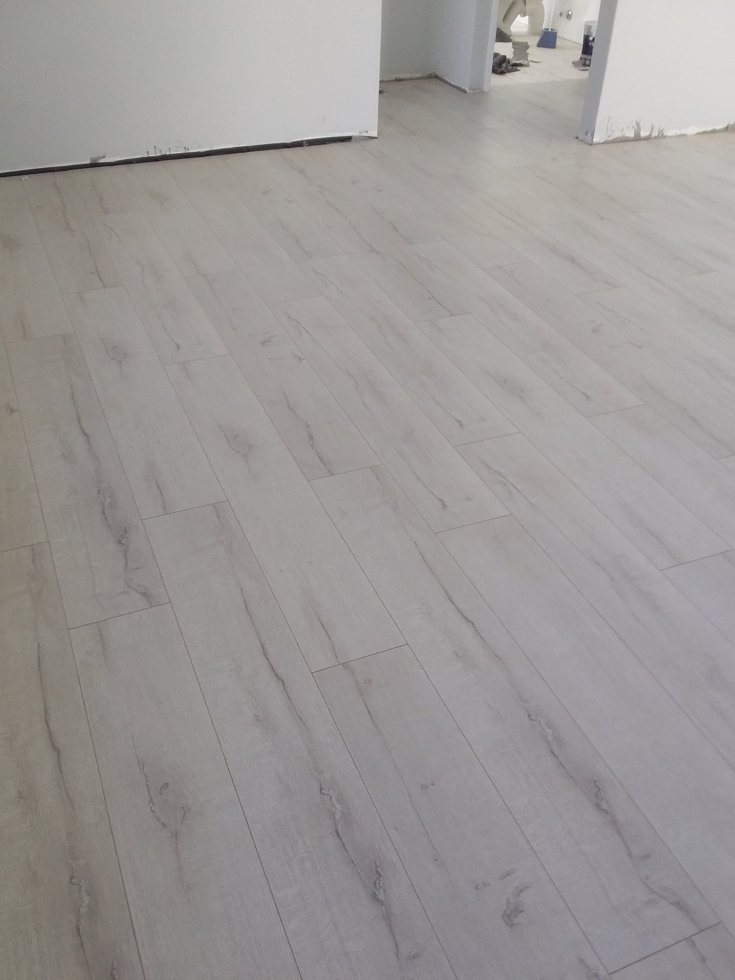 Laminate plank floor
