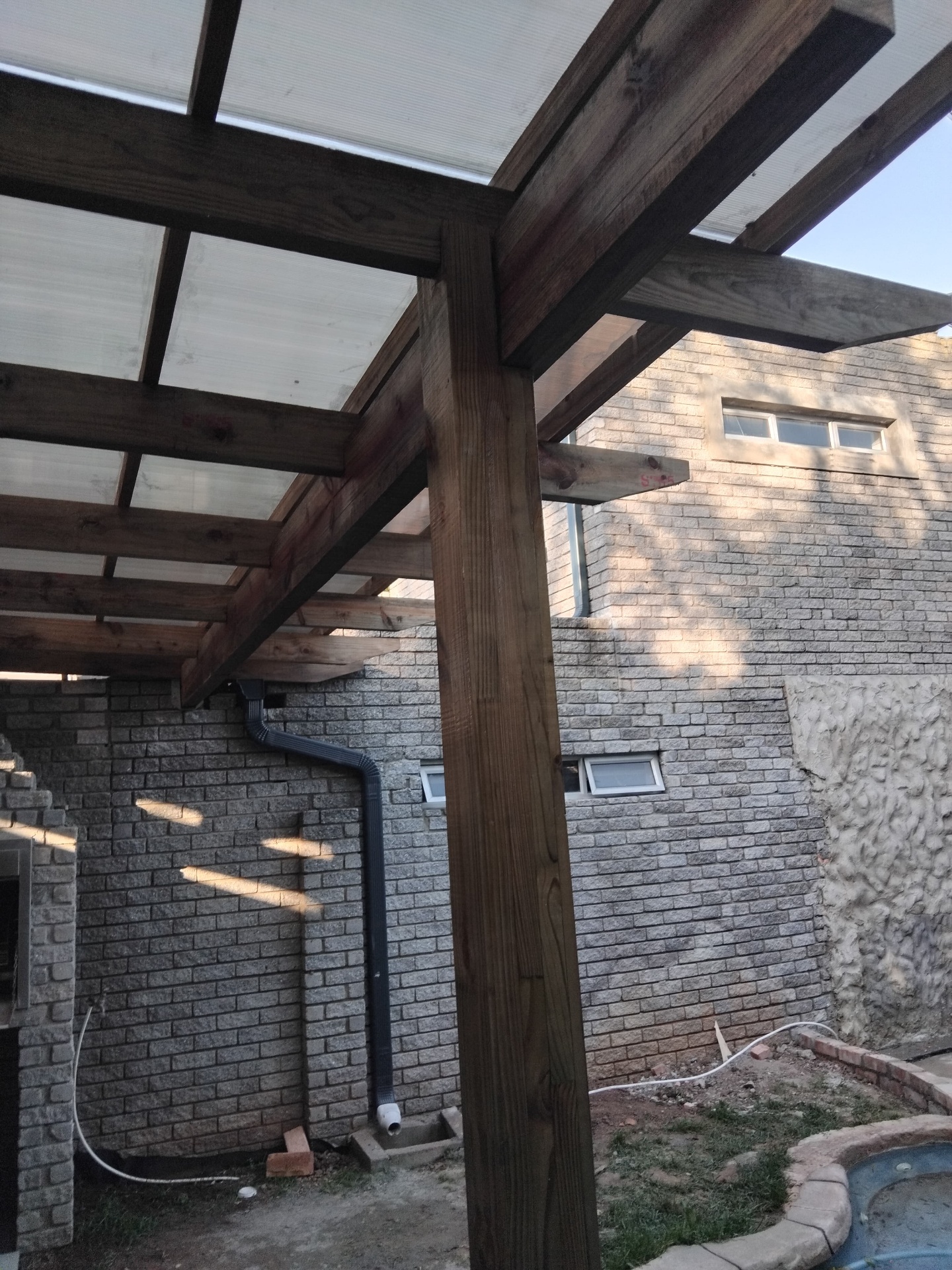 Pergola & polycarb roof